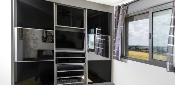 ארון הזזה בדירה ברחובות הצעירה